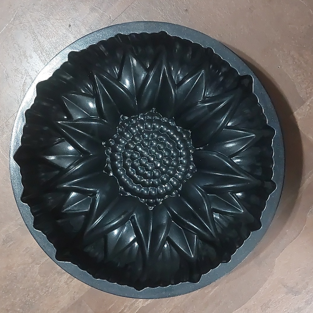 Nordic Ware 10 cup Cast Aluminum Sunflower Bundt Pan
